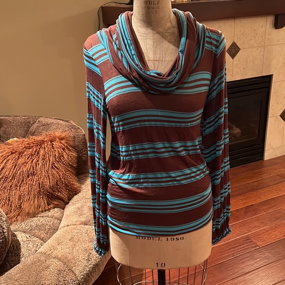 Luxury Jones cowl neck poet sleeve top - Picture 3 of 11